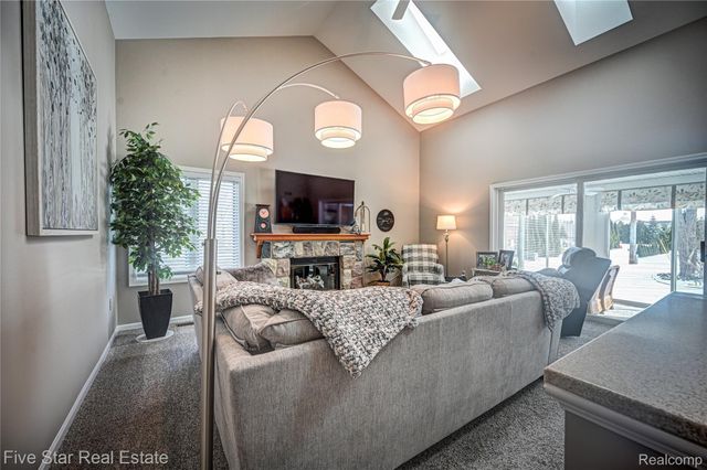 4950 Whitlow Court, Commerce Charter Township, MI 48382