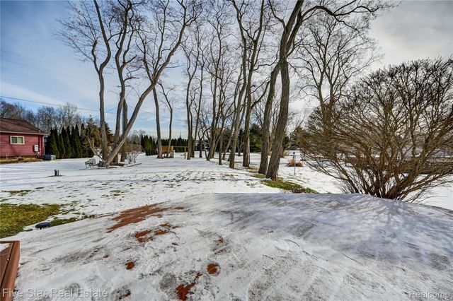 4950 Whitlow Court, Commerce Charter Township, MI 48382