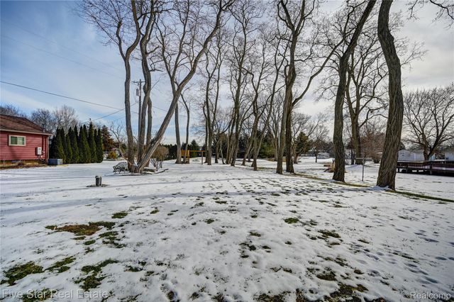 4950 Whitlow Court, Commerce Charter Township, MI 48382