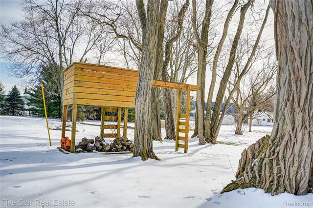 4950 Whitlow Court, Commerce Charter Township, MI 48382