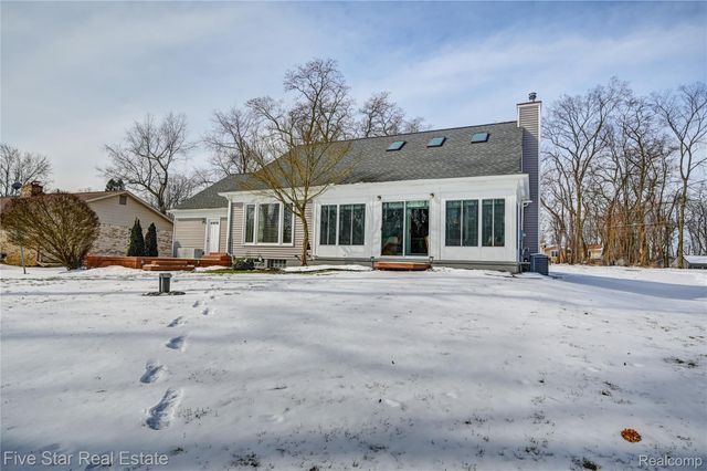 4950 Whitlow Court, Commerce Charter Township, MI 48382