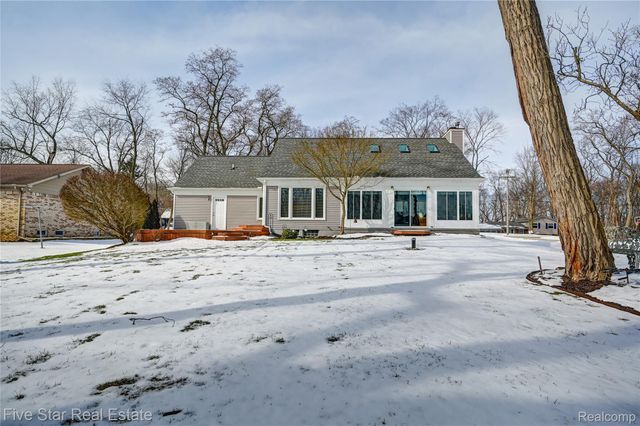 4950 Whitlow Court, Commerce Charter Township, MI 48382