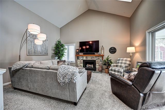 4950 Whitlow Court, Commerce Charter Township, MI 48382