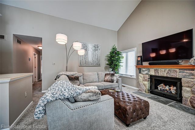 4950 Whitlow Court, Commerce Charter Township, MI 48382