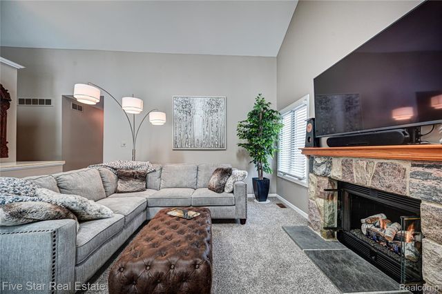 4950 Whitlow Court, Commerce Charter Township, MI 48382