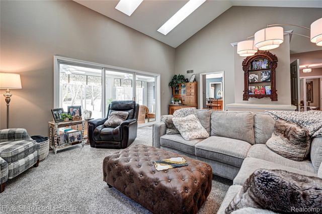 4950 Whitlow Court, Commerce Charter Township, MI 48382