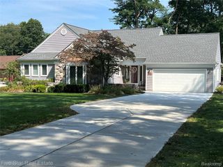 4950 Whitlow Court, Commerce Charter Township, MI 48382