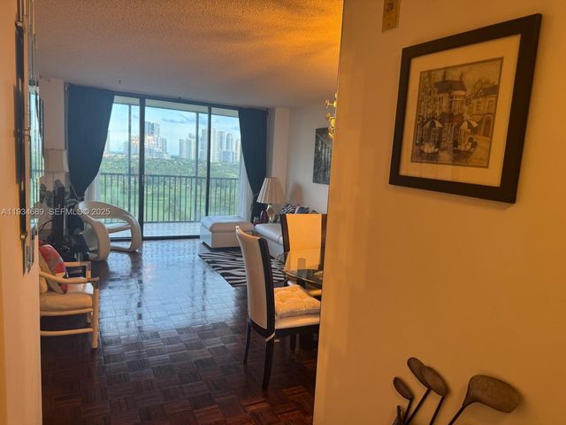 20335 W Country Club Dr 1105, Aventura, FL 33180