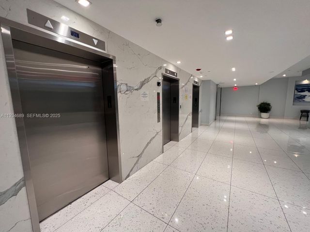 20335 W Country Club Dr 1105, Aventura, FL 33180