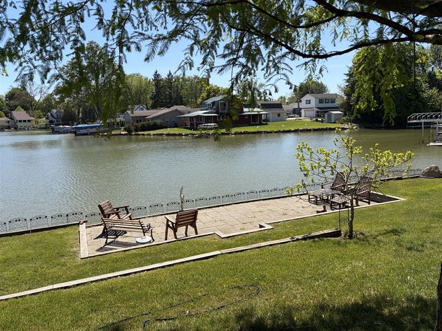 51509 Summit Street, Paw Paw, MI 49079