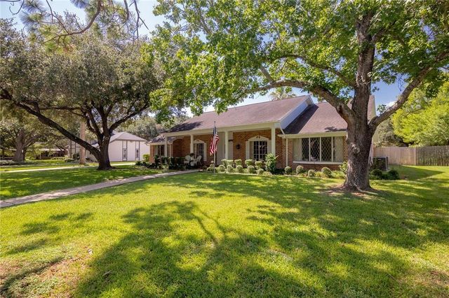 203 Whispering Creek Street, Victoria, TX 77904