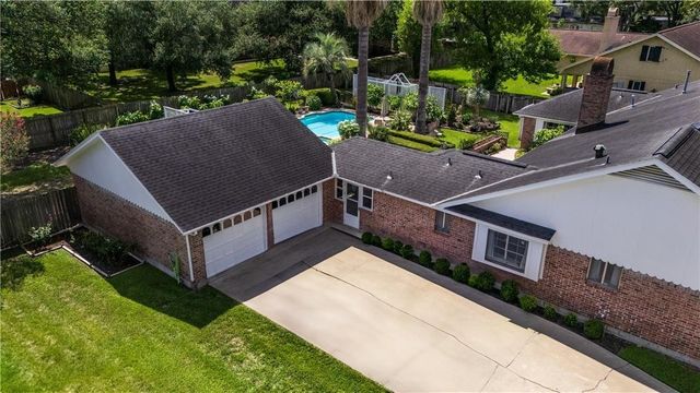 203 Whispering Creek Street, Victoria, TX 77904