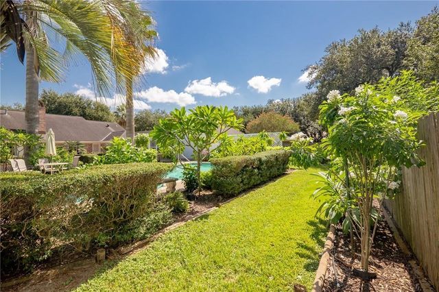 203 Whispering Creek Street, Victoria, TX 77904