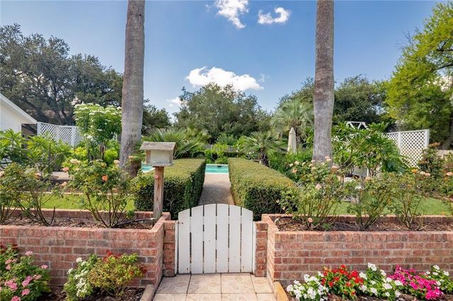 203 Whispering Creek Street, Victoria, TX 77904