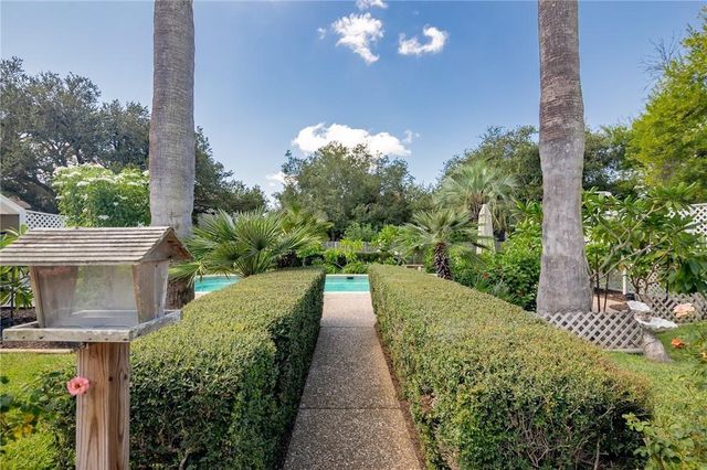 203 Whispering Creek Street, Victoria, TX 77904