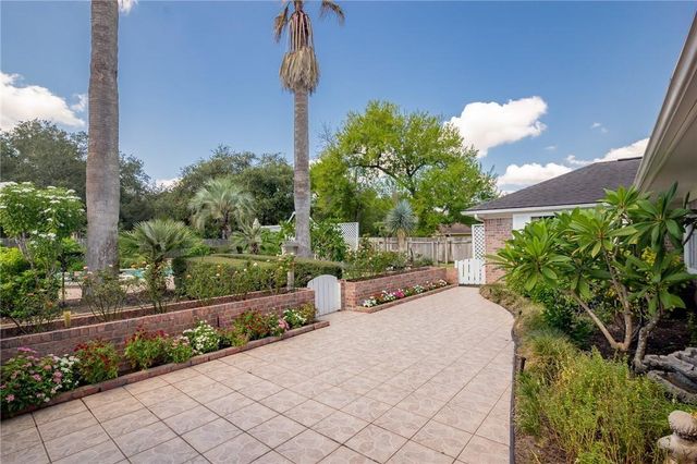 203 Whispering Creek Street, Victoria, TX 77904