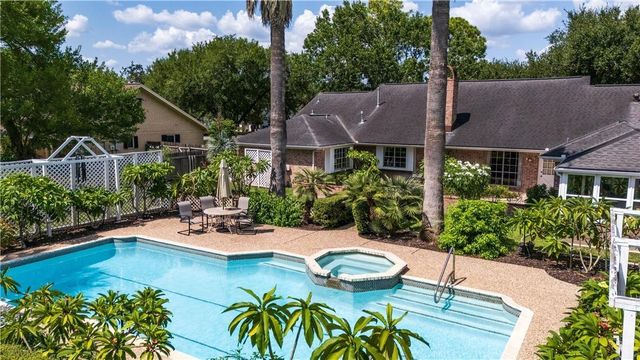 203 Whispering Creek Street, Victoria, TX 77904