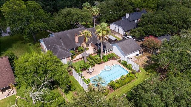 203 Whispering Creek Street, Victoria, TX 77904