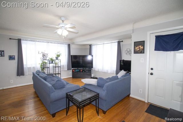 26095 HANOVER Street, Dearborn Heights, MI 48125