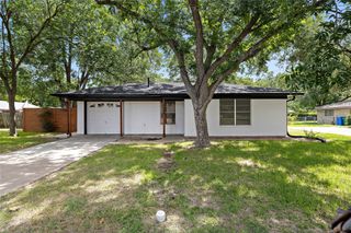 2304 Lathan LN, Taylor, TX 76574