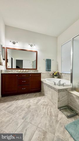 38 INVERNESS DR, Kendall Park, NJ 08824