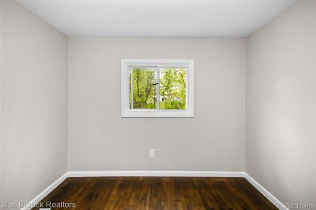 493 Luther Avenue, Pontiac, MI 48341