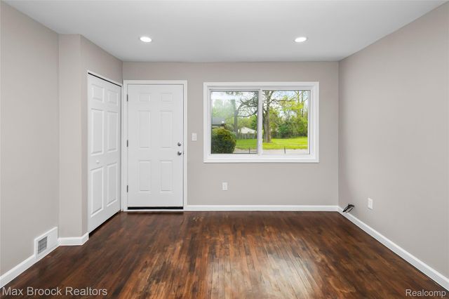 493 Luther Avenue, Pontiac, MI 48341