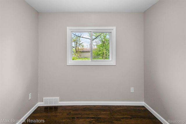 493 Luther Avenue, Pontiac, MI 48341