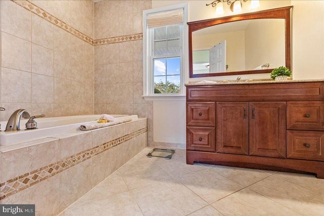 11 BRAXTON CT, Hightstown, NJ 08520