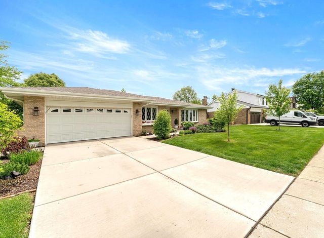 8129 Middlebury Avenue, Woodridge, IL 60517