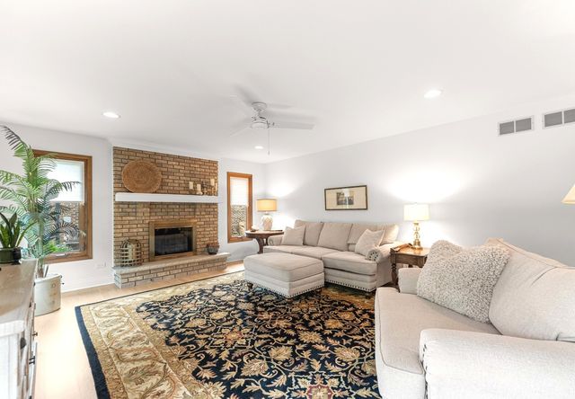 8129 Middlebury Avenue, Woodridge, IL 60517
