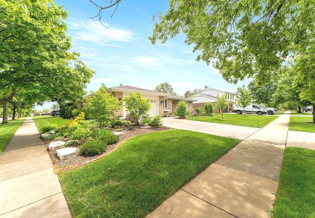 8129 Middlebury Avenue, Woodridge, IL 60517