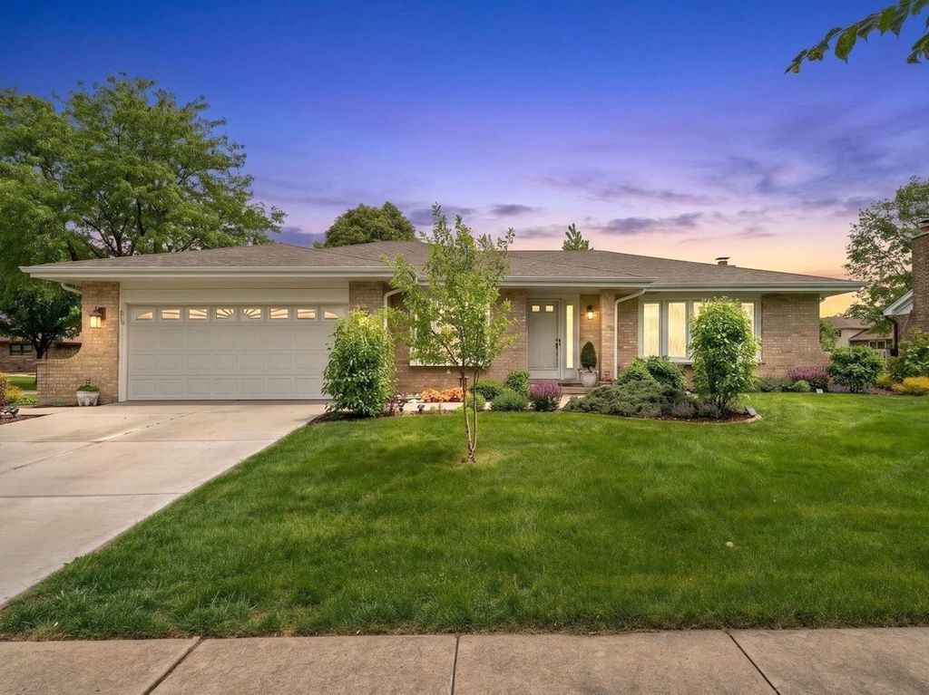 8129 Middlebury Avenue, Woodridge, IL 60517