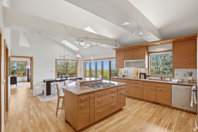 2352 S LAKELINE DR, Salt Lake City, UT 84109