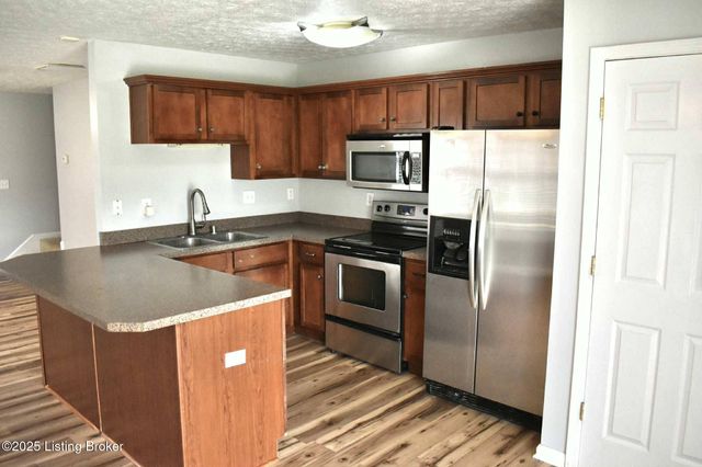 5929 Dewitt Dr, Louisville, KY 40258