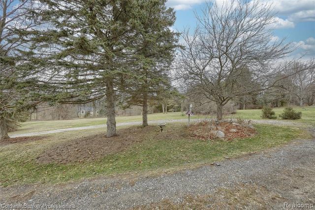 1581 Old Plank Road, Milford, MI 48381