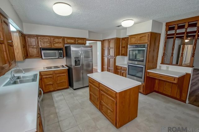 12215 S Lake Sherwood Ave, Baton Rouge, LA 70816