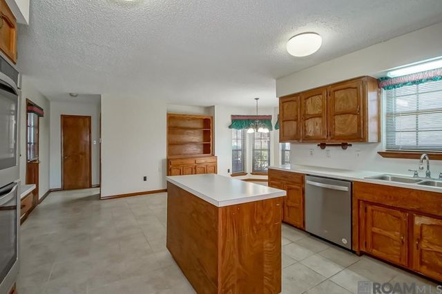 12215 S Lake Sherwood Ave, Baton Rouge, LA 70816