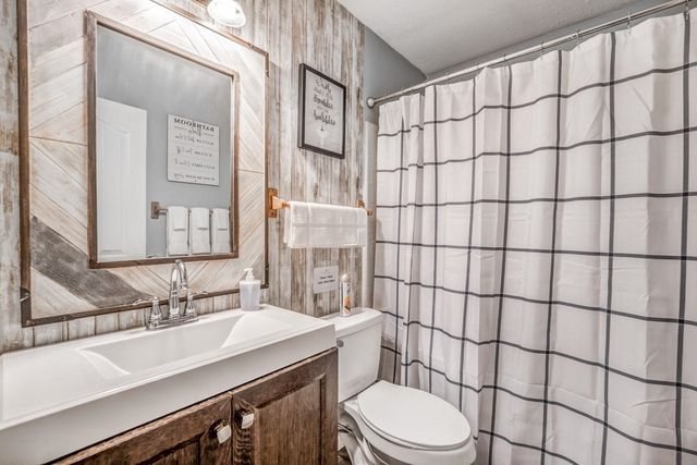 8243 CRIMSON CREEK DR, Memphis, TN 38016