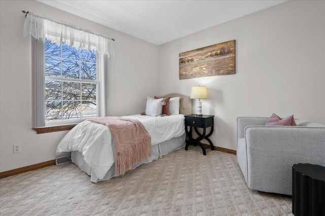 2607 Fox River PARKWAY, Waukesha, WI 53189