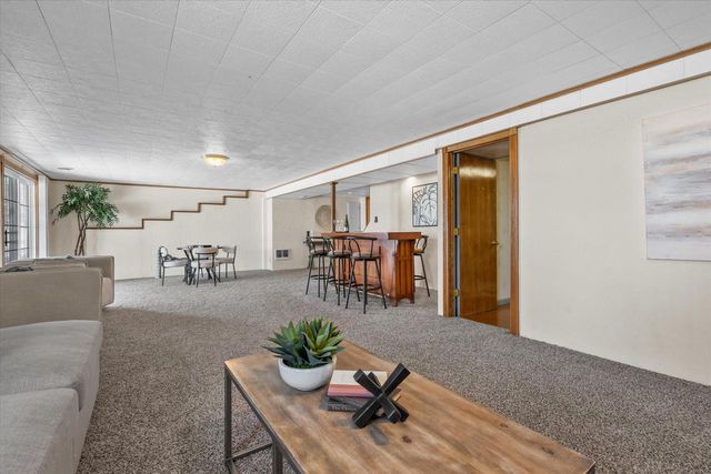 2607 Fox River PARKWAY, Waukesha, WI 53189