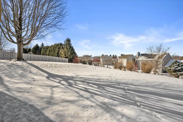 2607 Fox River PARKWAY, Waukesha, WI 53189