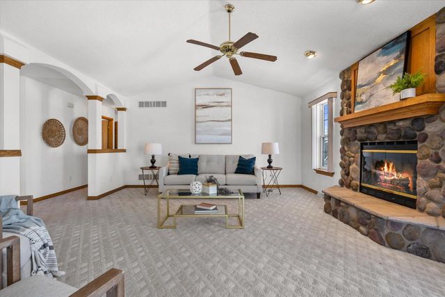 2607 Fox River PARKWAY, Waukesha, WI 53189