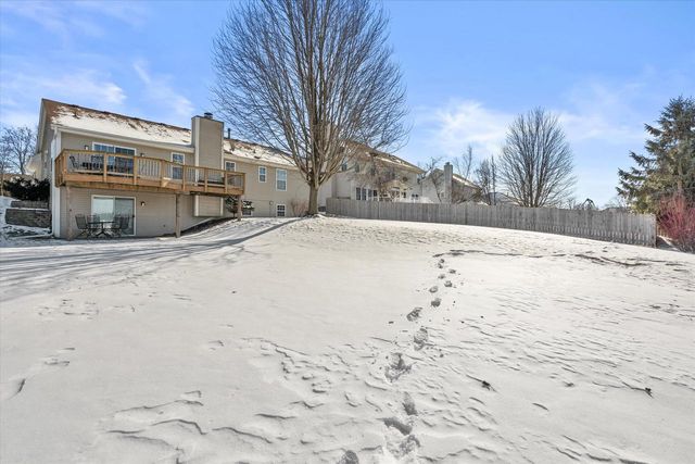 2607 Fox River PARKWAY, Waukesha, WI 53189