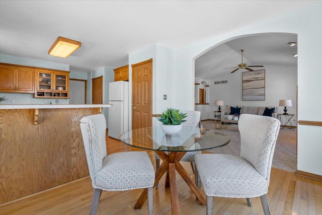 2607 Fox River PARKWAY, Waukesha, WI 53189