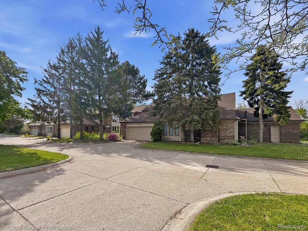 13730 Plumbrook, Macomb Township, MI 48312