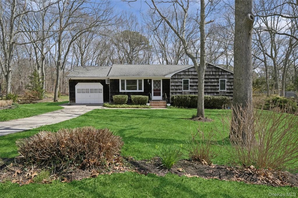 4 Columbine Avenue S, Hampton Bays, NY 11946