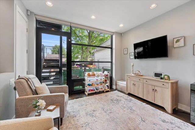 1349 N Leavitt Street 1B, Chicago, IL 60622