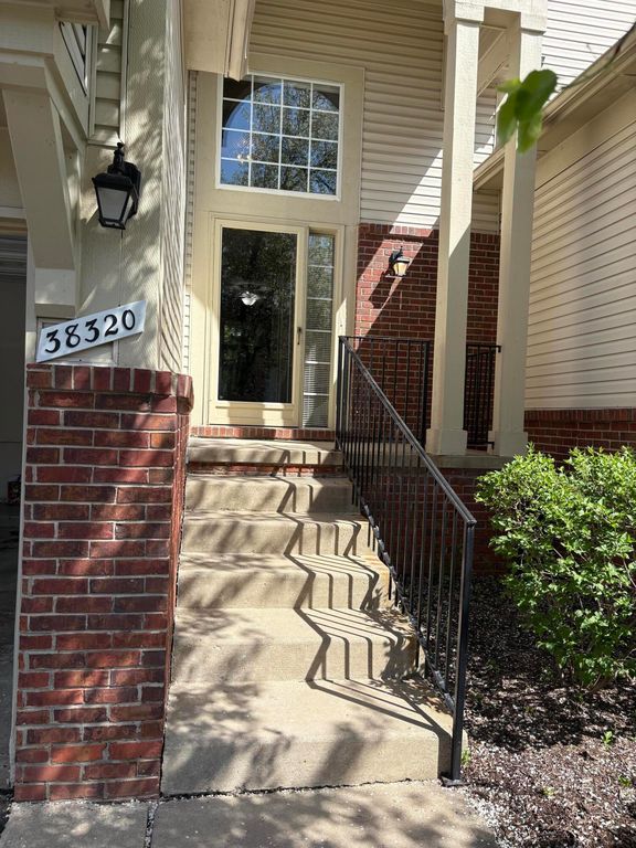 38320 Saratoga Circle, Farmington Hills, MI 48331