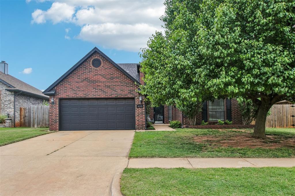 625 Fire Light Drive, Moore, OK 73160